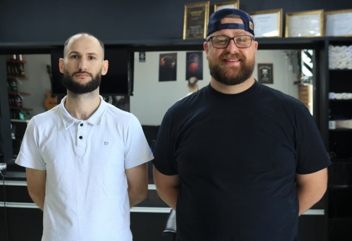 Sócios cortam cabelos de crianças de graça em Serra Alta