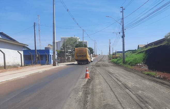 Para corrigir defeitos da base, foi necessário remover toda a capa asfáltica de uma das pistas (Foto: Gilmar Bortese)