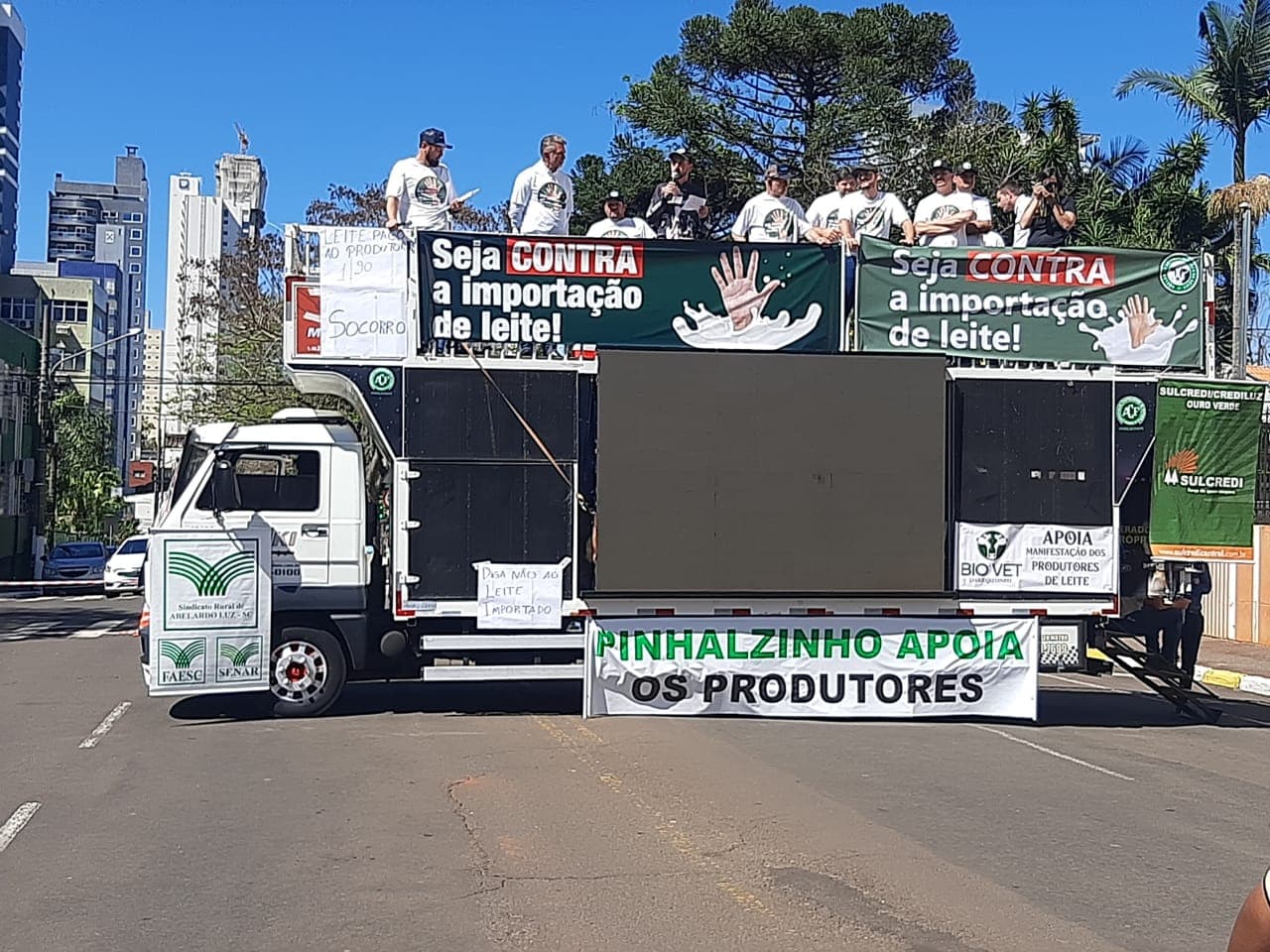 Produtores de leite de Pinhalzinho participam de mobilização em Chapecó (Foto: Gilmar Bortese)