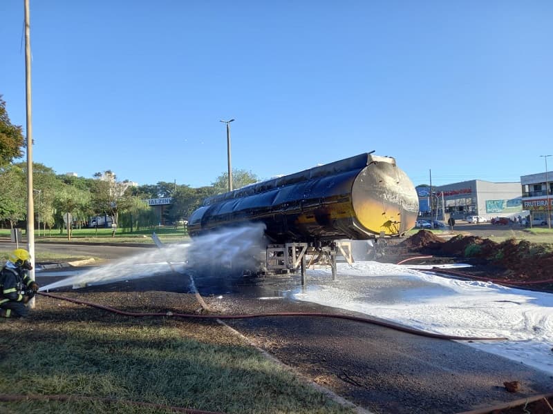Bombeiros controlam chamas em carreta carregada de combustível (Foto: Bombeiros )