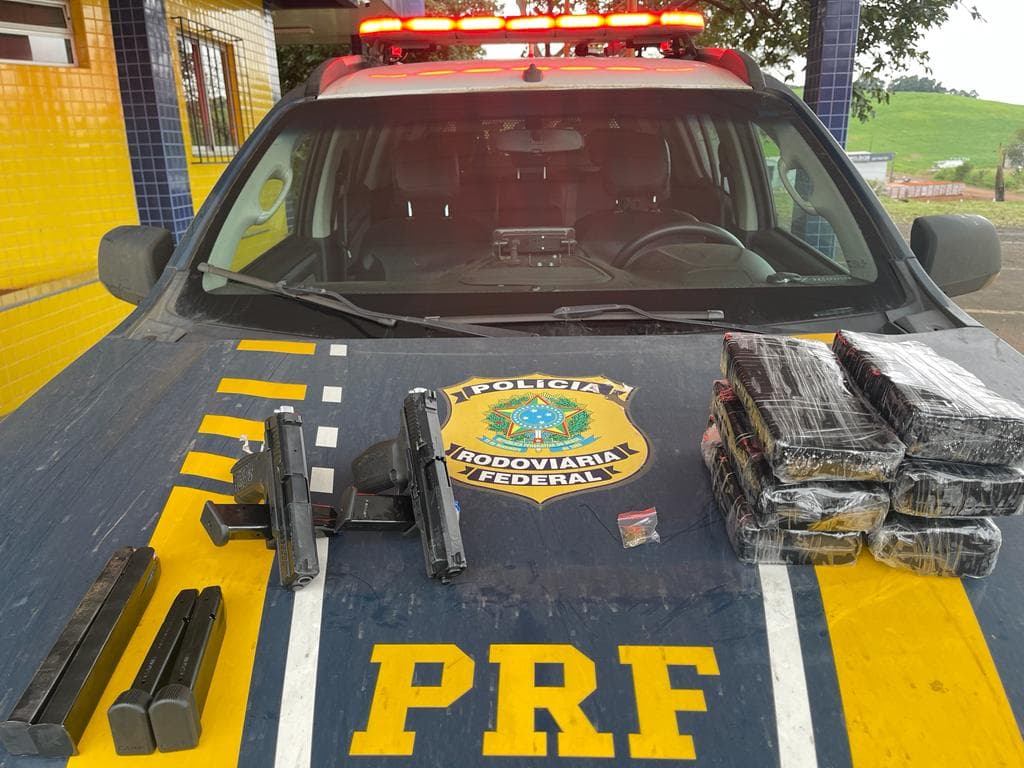 Além do armamento, drogas também foram confiscadas (Foto: PRF)