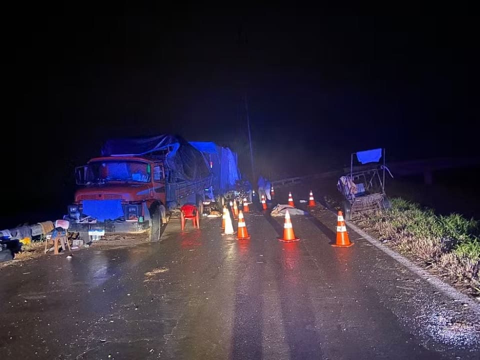 O caminhão estava estacionado na BR- 290, próximo a Porto Alegre (Foto: Polícia Civil)
