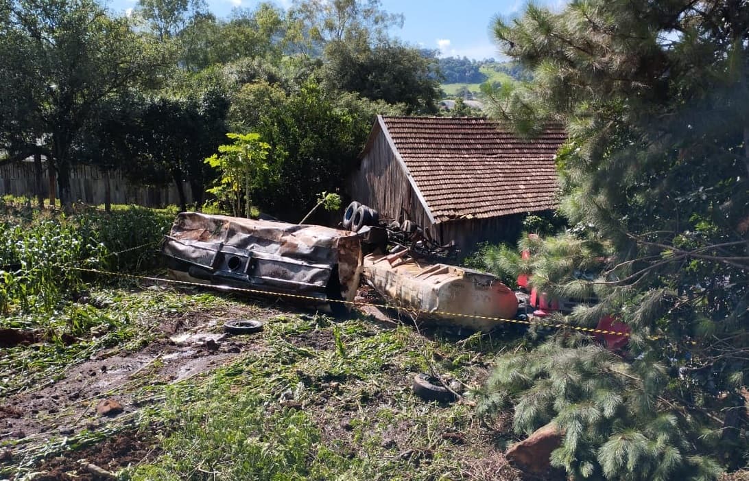 Carreta estava carregada com óleo (Foto: Corpo de Bombeiros)