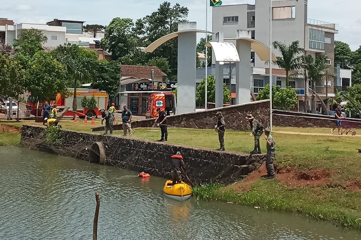Jacaré solto causa preocupação na fronteira entre Oeste e Argentina