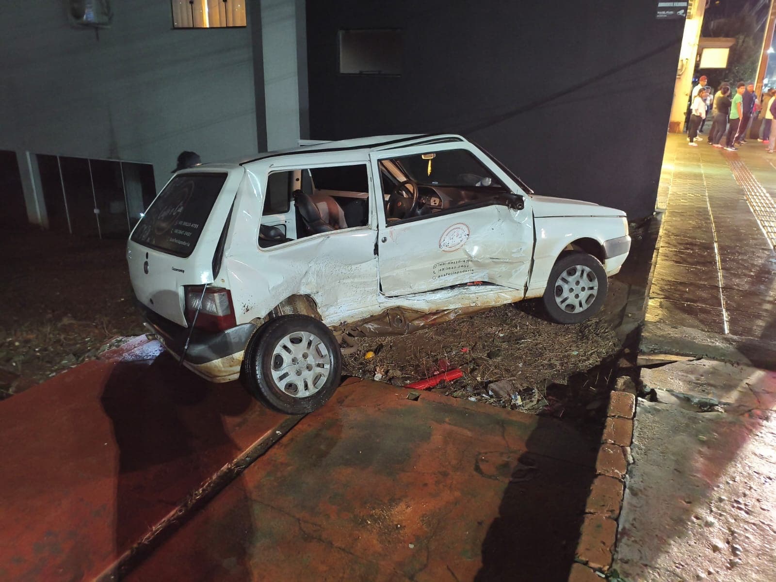 Um dos veículos subiu na calçada e parou em um terreno (Foto: Divulgação CBM)
