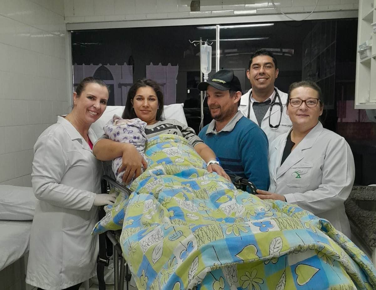 Equipe responsável pelo parto da criança (Foto: Divulgação)