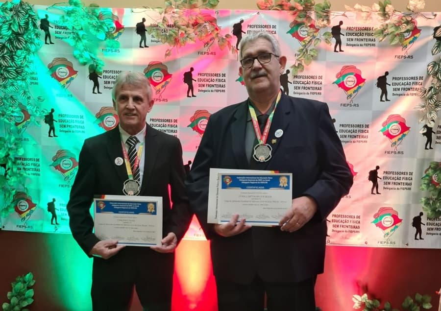 Professores foram agraciados pelo trabalho desenvolvido no meio esportivo (Foto: Divulgação)