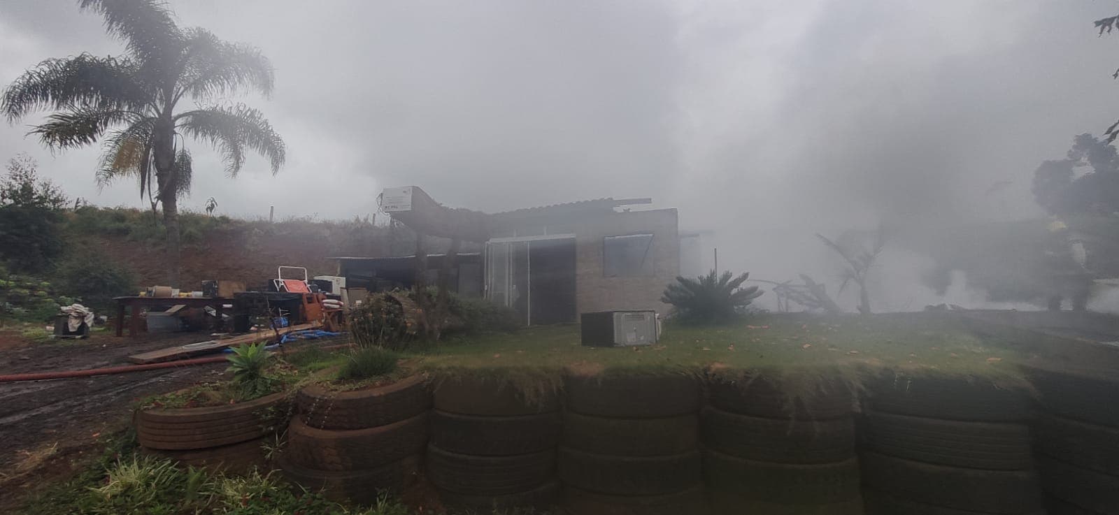 A fumaça tomou conta do local após o controle do fogo (Foto: Divulgação CBM)