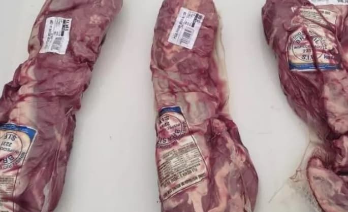 Homens alegaram que carnes roubadas seriam para um churrasco (Foto: PM / Reprodução)