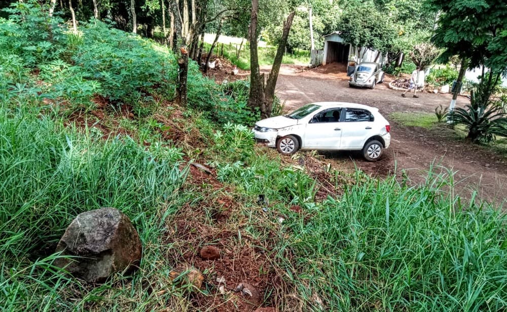 Automóvel parou em entrada de propriedade (Foto: Corpo de Bombeiros)