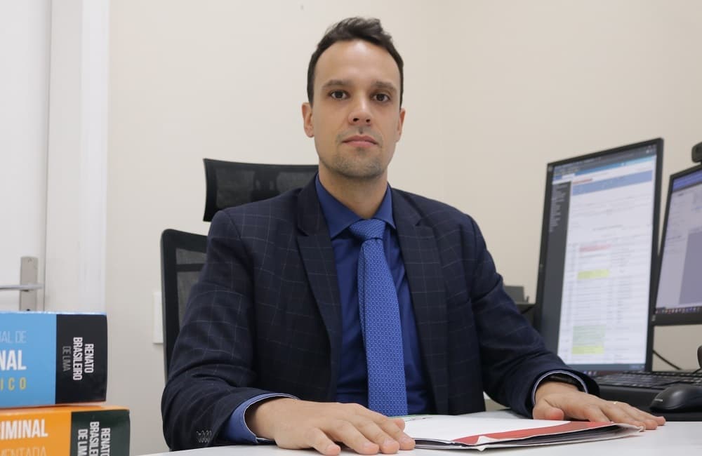 Promotor Bruno Poerscke Vieira em sua sala no Fórum (Foto: Henrique Paulo Koch)