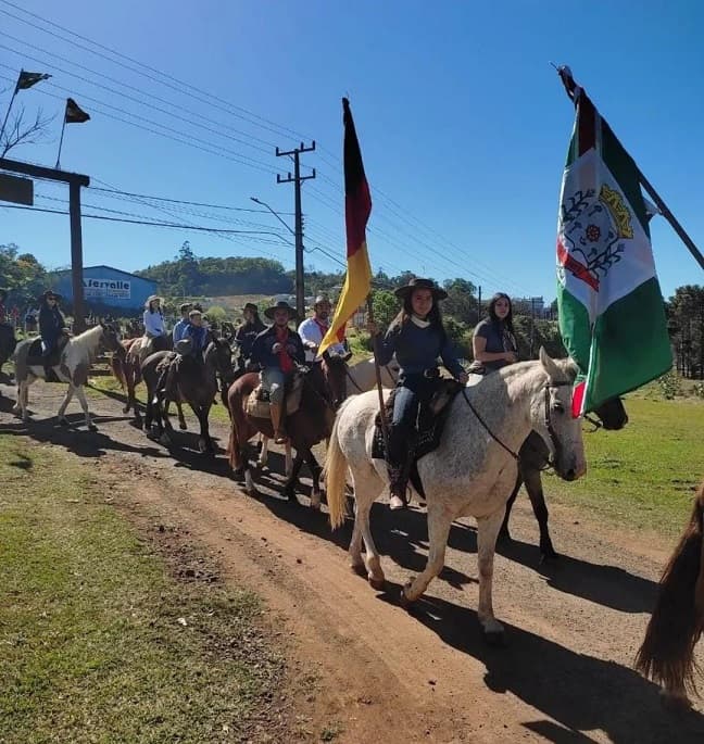 Cavalgada passou pelas principais ruas da cidade (Foto: CTG Porteira do Pinhal)