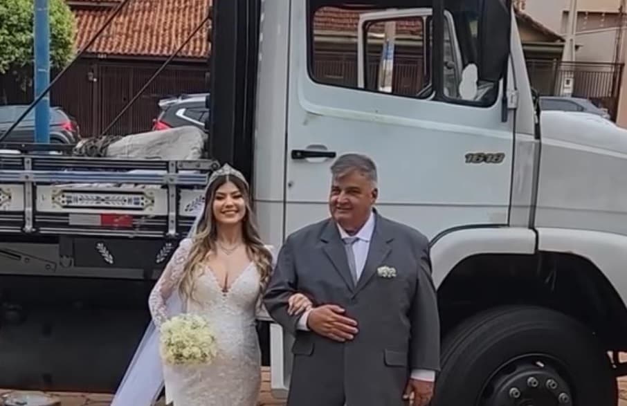 Julia e o pai Marcos próximos ao veículo usado por ele para trabalhar (Foto: Divulgação)