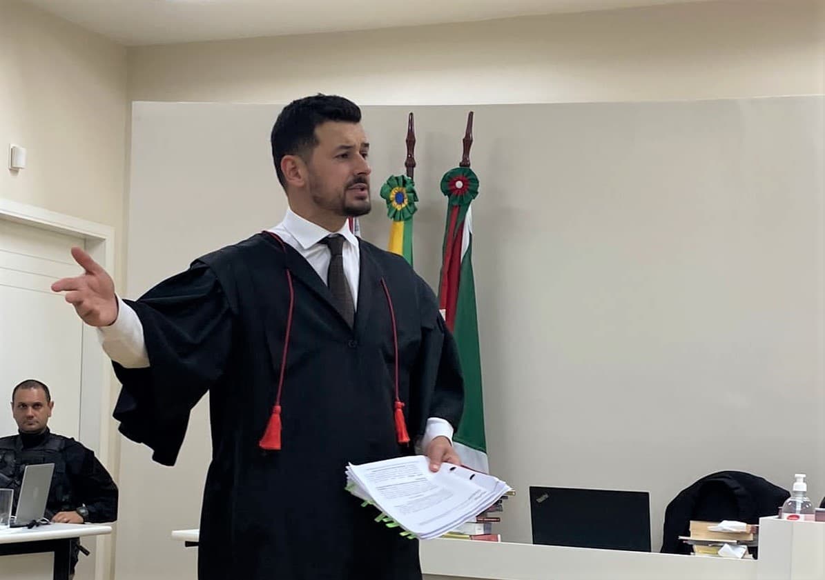 Promotor Edisson de Melo Menezes durante júri (Foto: Henrique Paulo Koch)