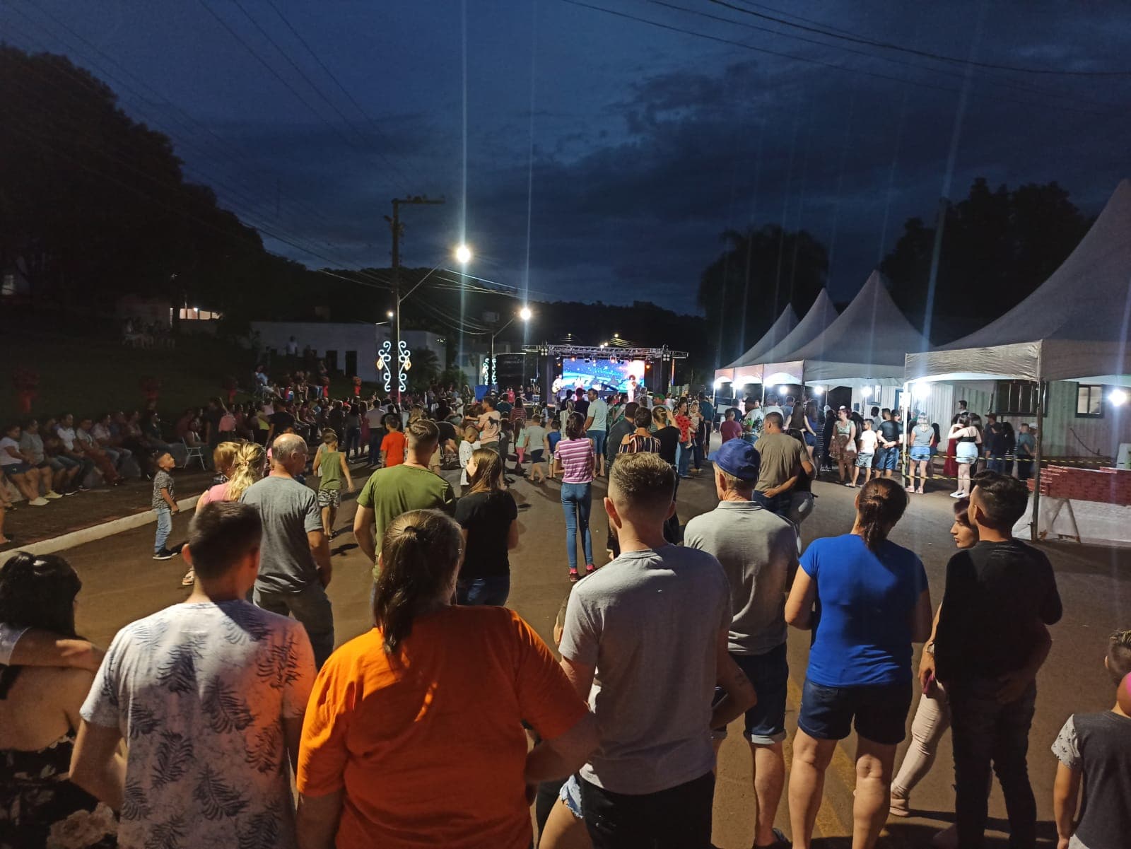 Evento natalino reune centrnas de pessoas em União do Oeste (Foto: Gilmar Bortese )