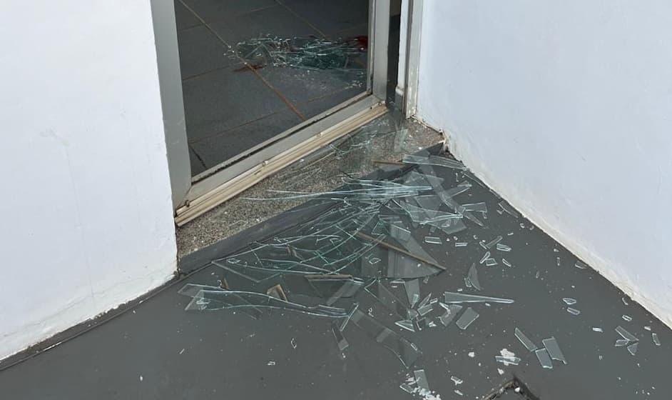 Coração 'partido', carro batido, perseguição... briga na delegacia