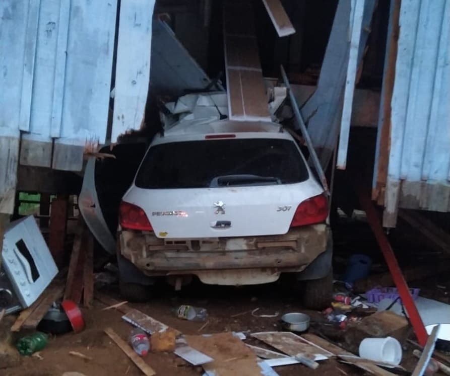 Carro danificou casa de madeira em Quilombo (Foto: Corpo de Bombeiros)