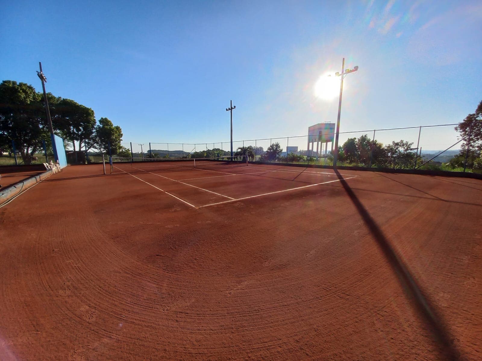 Jogos serão nas quadras de saibro da AABB em Pinhalzinho (Foto: Divulgação)