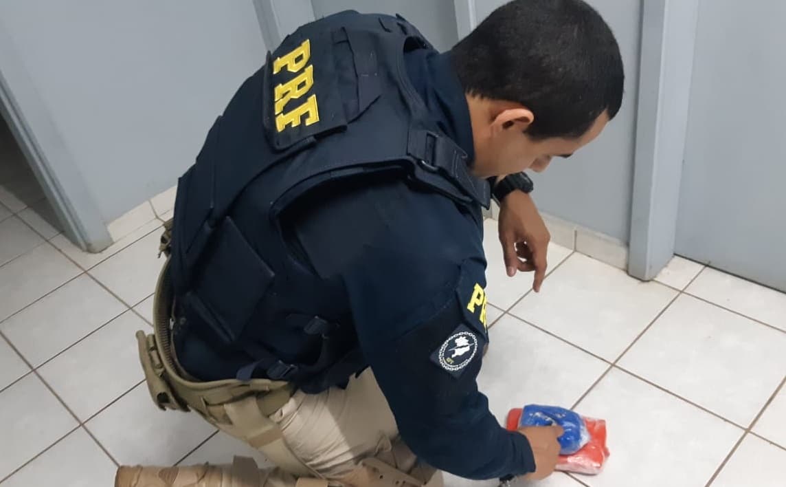 Droga estava no corpo de jovem (Foto: PRF)