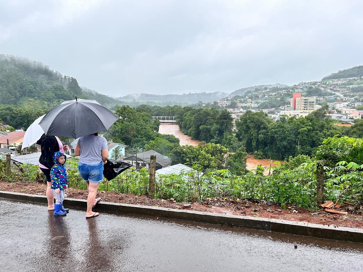 População atenta a elevação do rio (Foto: Renan Ribeiro)