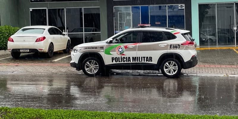 Loja de celular é alvo de ladrões em Pinhalzinho (Foto: Henrique Paulo)