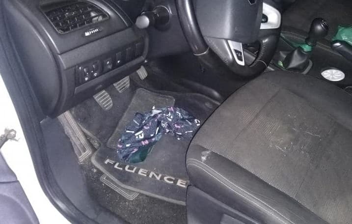 Peça de roupa estava no assoalho (Foto: Polícia Militar Rodoviária)