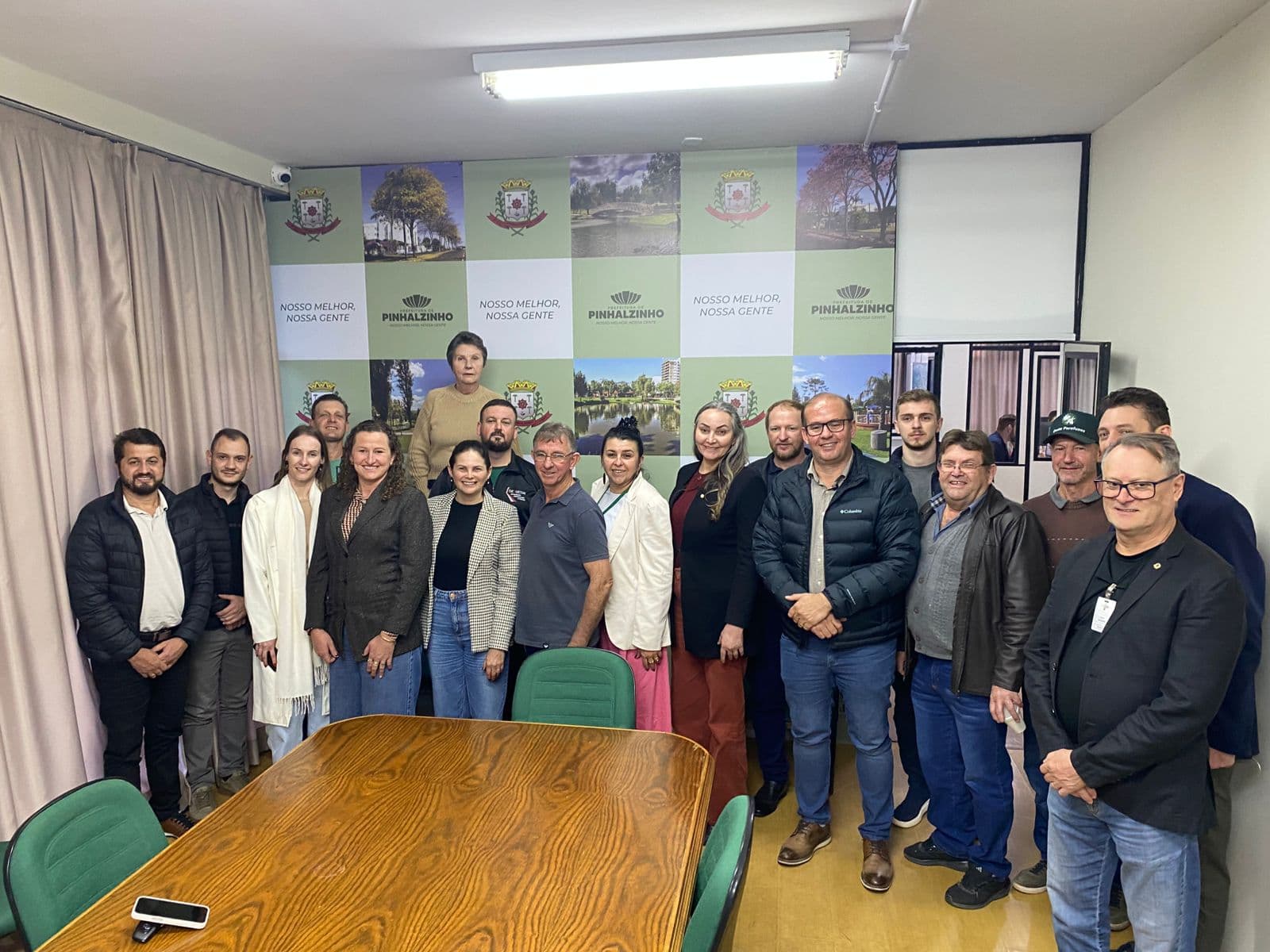 Deputada esteve reunida com lideranças de Pinhalzinho (Foto: Felipe Eduardo Zamboni)