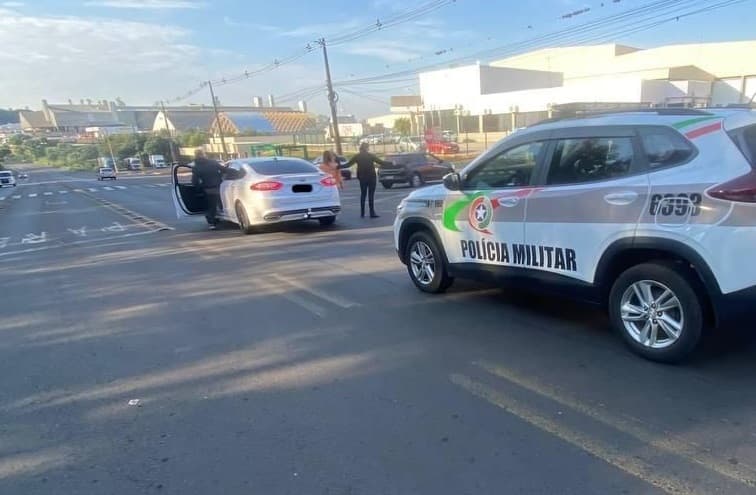 Fusion sendo abordado pela PM (Foto: Polícia Militar)