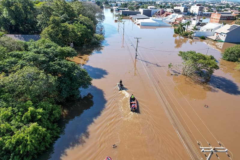 Moradores tentam agredir dois suspeitos de furtar casas alagadas (Foto: Divulgação / Governo do RS)