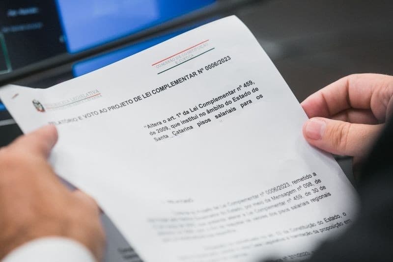 Quando o assunto é remuneração, políticos não perdem tempo (Foto: Divulgação / Alesc)