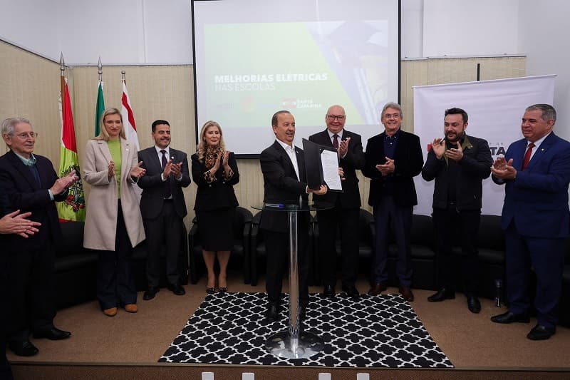 Objetivo é promover a regularização das instalações elétricas e padrões de entrada de energia nas escolas (Foto: Roberto Zacarias / Secom)