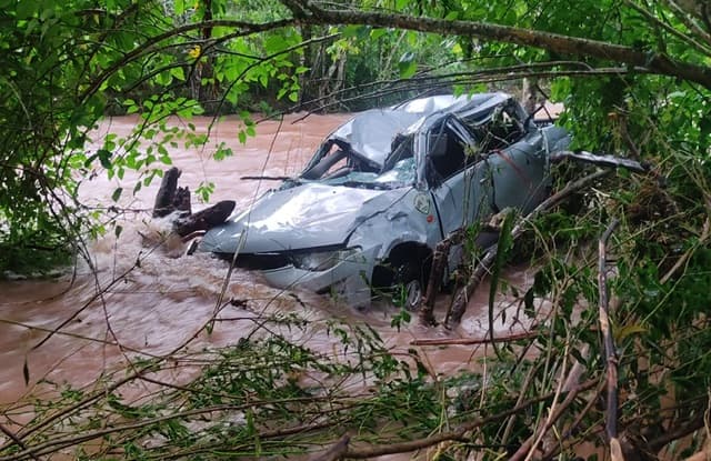 L200 ficou submersa (Foto: Corpo de Bombeiros)