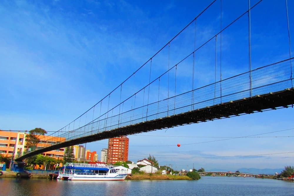 Ponte cedeu na manhã desta segunda-feira, dia 20 (Foto: Adriano Daka)