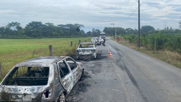 Veículos incendiados em Joinville (Foto: Polícia Militar)