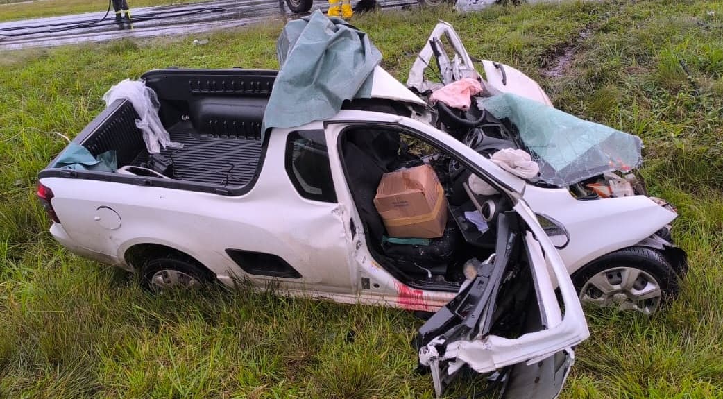Montana ficou com a frente totalmente danificada (Foto: Corpo de Bombeiros)