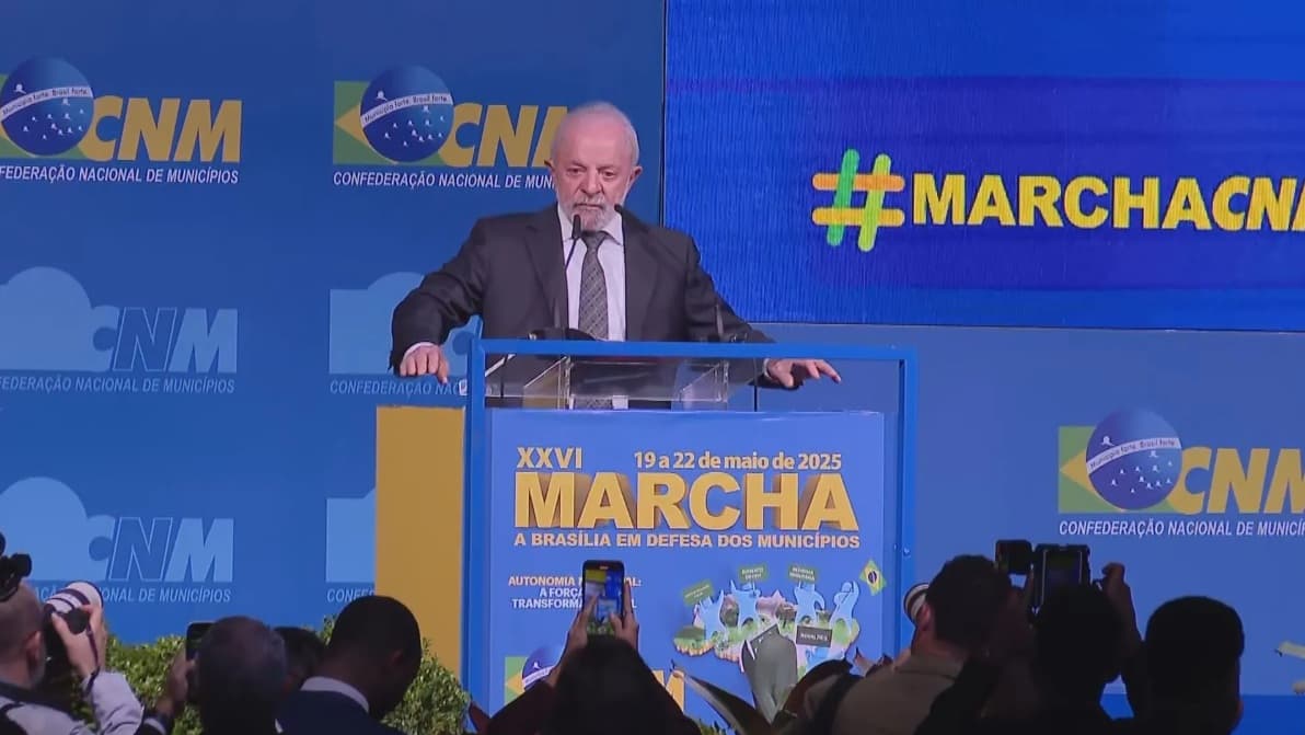 Dividido entre vaias e aplausos, Lula discursa para prefeitos em Brasília