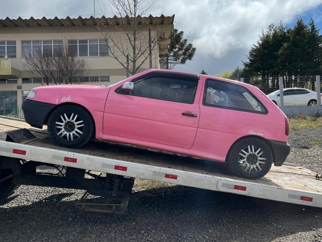 Carro estava todo errado (Foto: Polícia Militar Rodoviária)