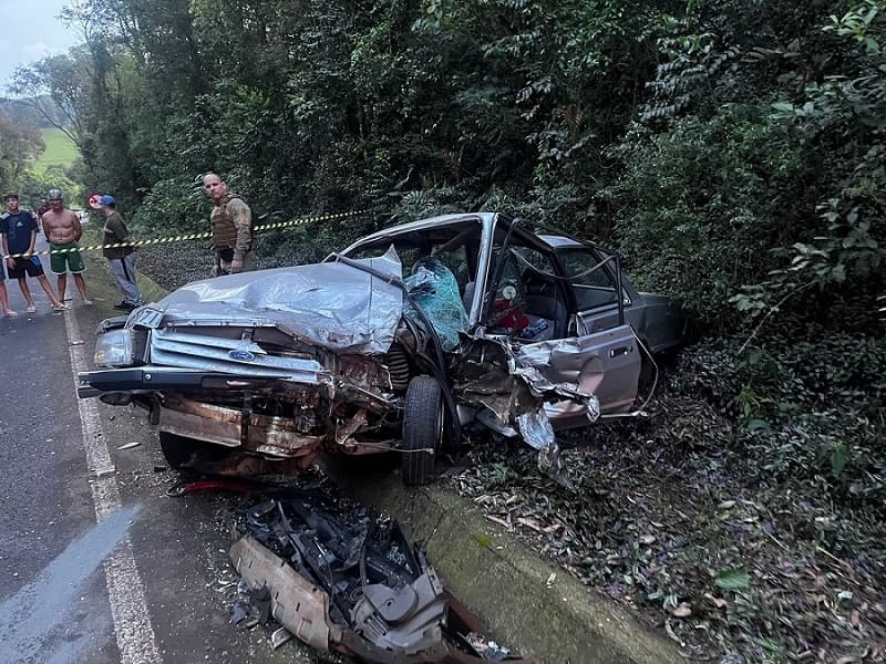 Um dos veículos ficou totalmente destruído com o impacto da batida (Foto: Divulgação CBM)