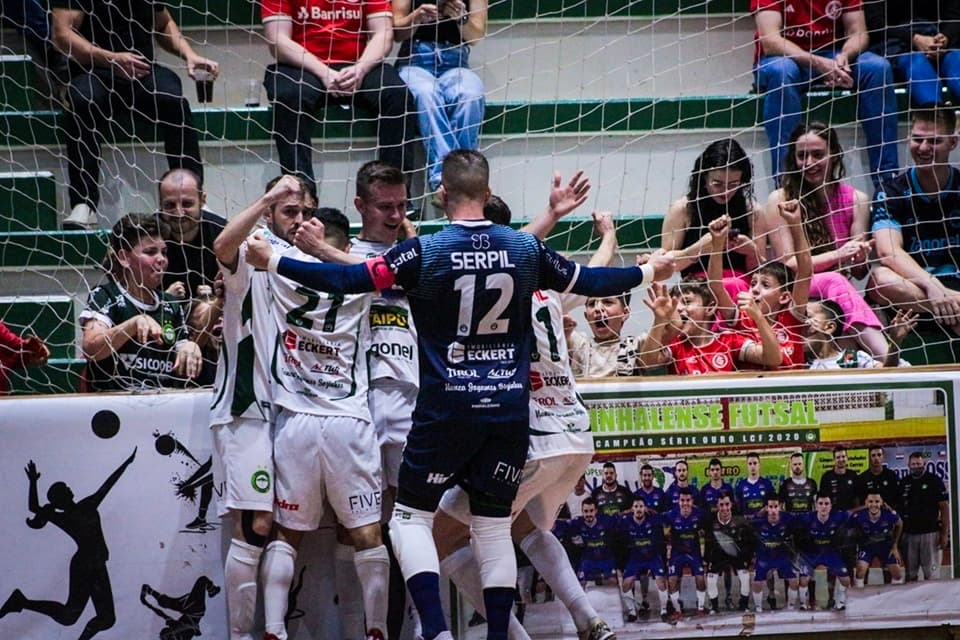 Pinhalense contou com a presença de bom público para incentivar o time no Centreventos (Foto: Felipe Eduardo Zamboni)