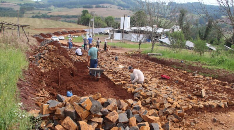 Obras de Calçamento em Santo Antônio do Meio (Foto: Ascom)