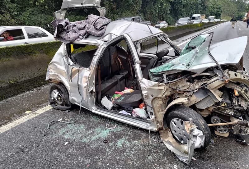 Carro onde estava a criança (Foto: PRF)