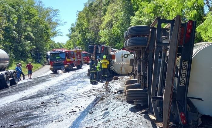 Carga de combustível se espalhou por vários metros (Foto: Corpo de Bombeiros)