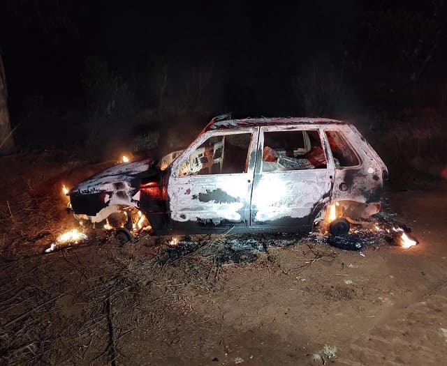 Não sobrou nada do automóvel (Foto: Corpo de Bombeiros)