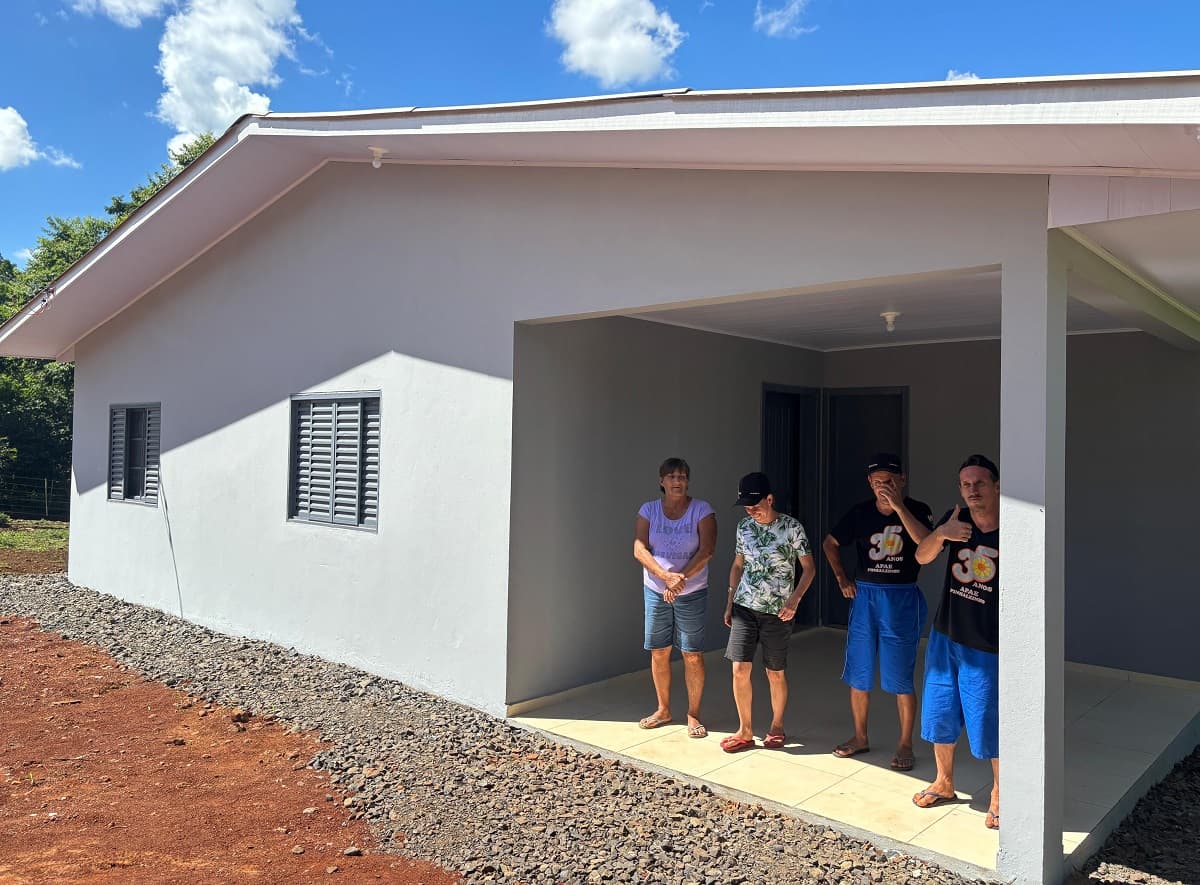 Novo lar para mãe e irmãos com deficiência (Foto: Henrique Paulo Koch)