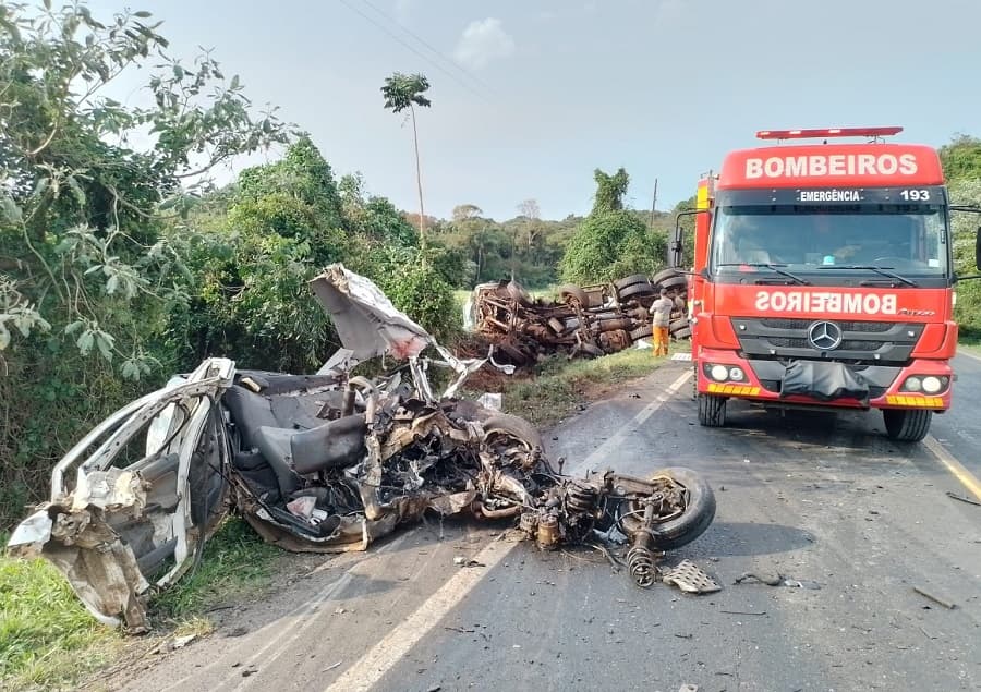 Automóvel partiu ao meio e em pedaços (Foto: Corpo de Bombeiros)