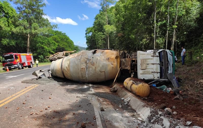 Veículo levava concreto para uma obra (Foto: Corpo de Bombeiros)