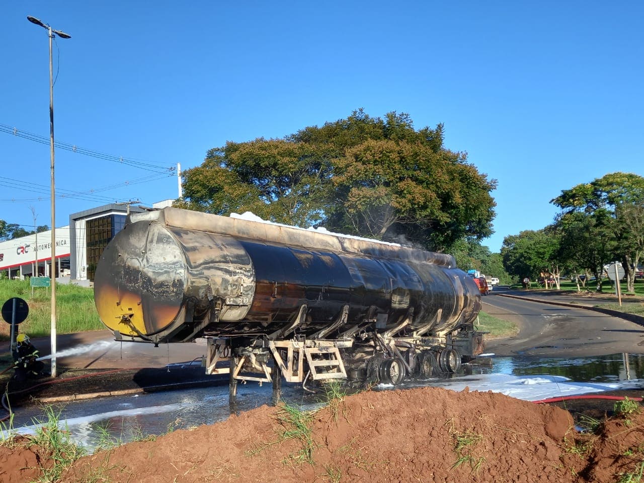 Fogo consome carreta carregada de combustível em Pinhalzinho (Foto: Bombeiros )