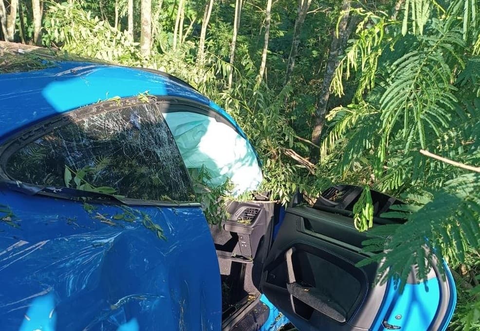 Porsche estava com visíveis sinais de ter sofrido um acidente (Foto: Divulgação)