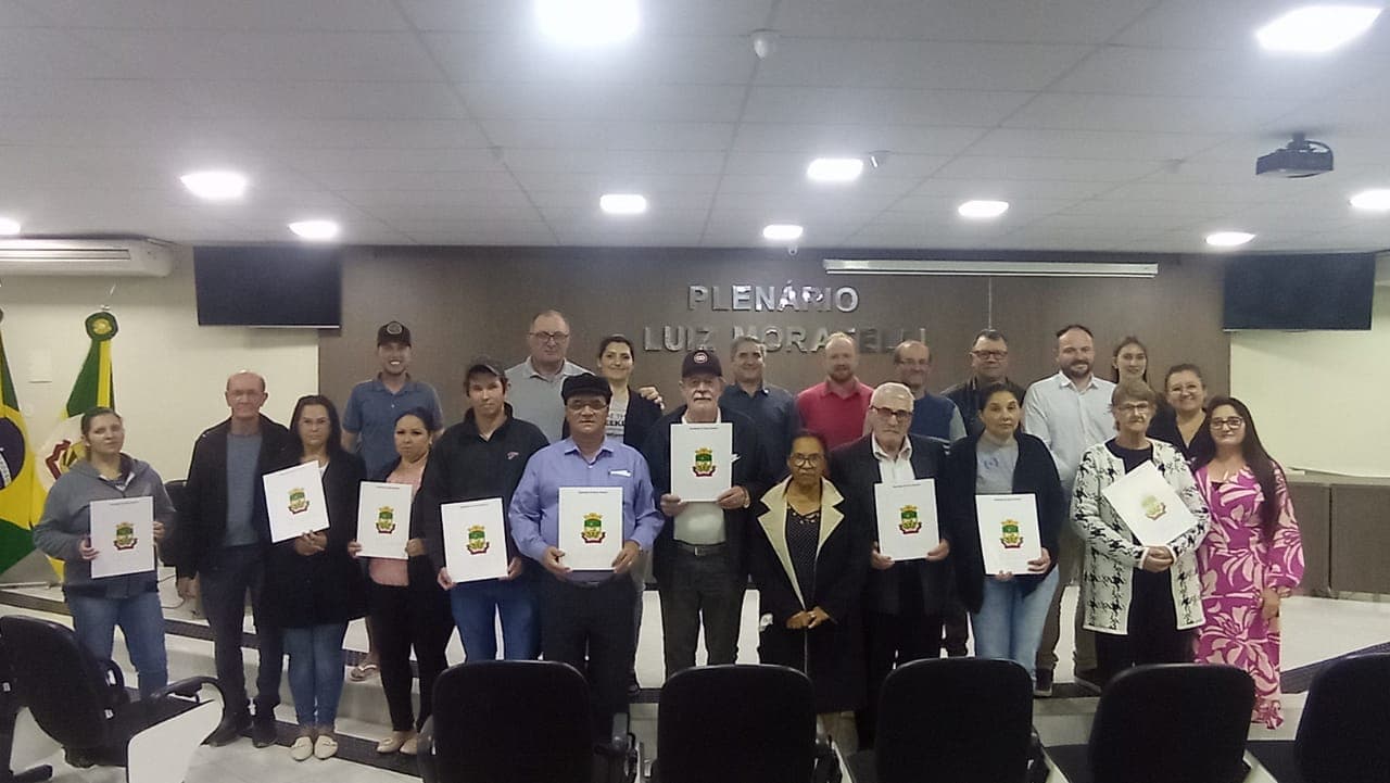 Moradores recebem escrituras de lotes após três décadas (Foto: Ascom Nova Erechim)