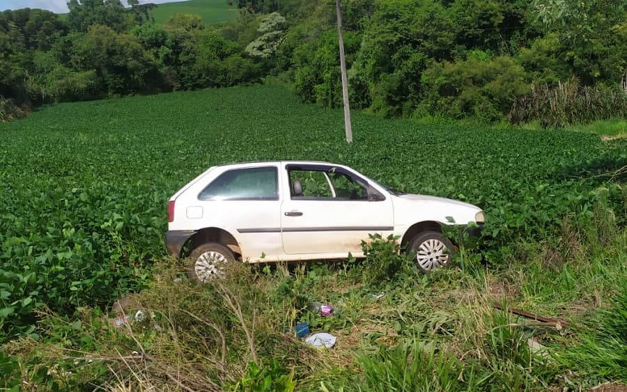 Gol estava pertinho de plantação (Foto: Polícia Militar Rodoviária)